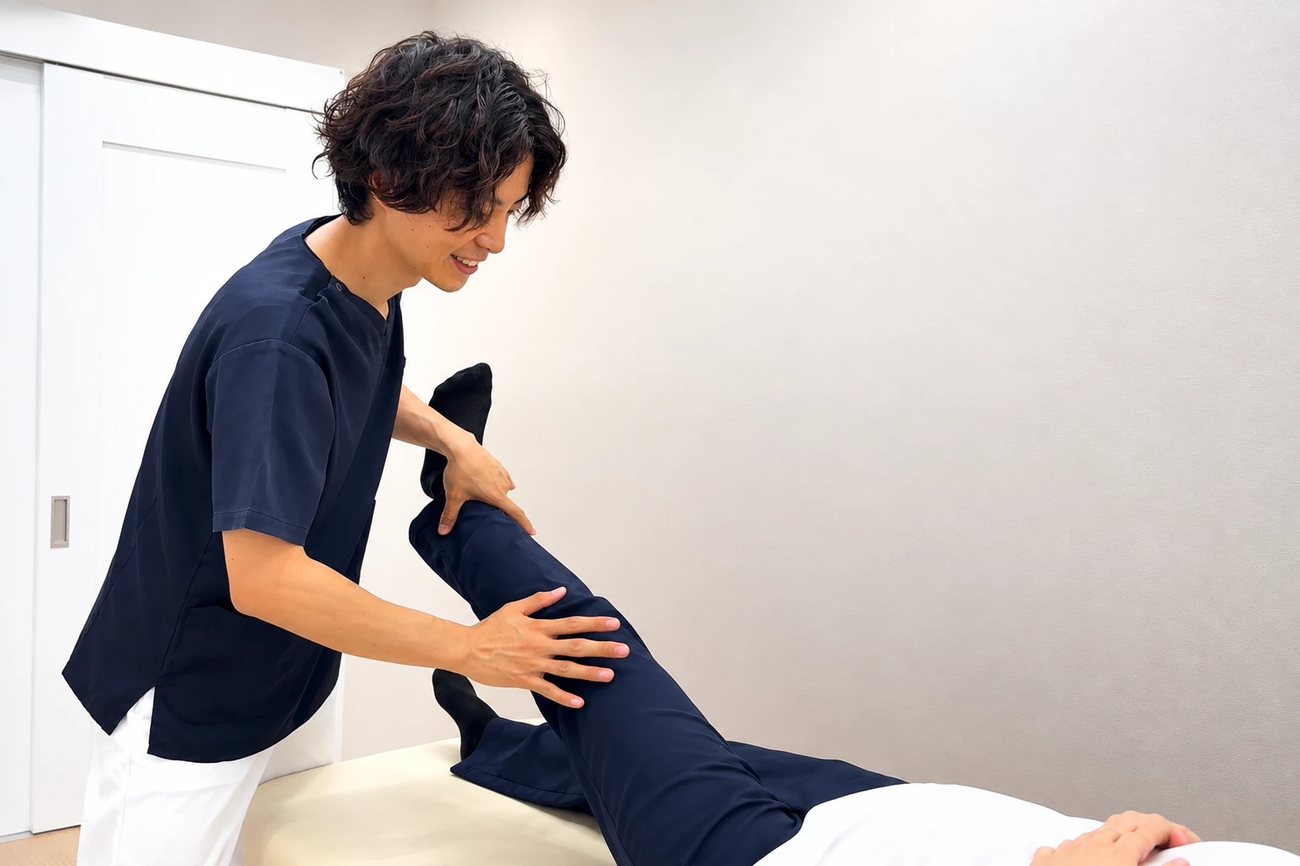 脚の動きから全身のバランスを検査する院長